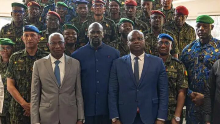 Prestation de serment : le président Mamadi Doumbouya préside la cérémonie de port de galons des nouveaux généraux