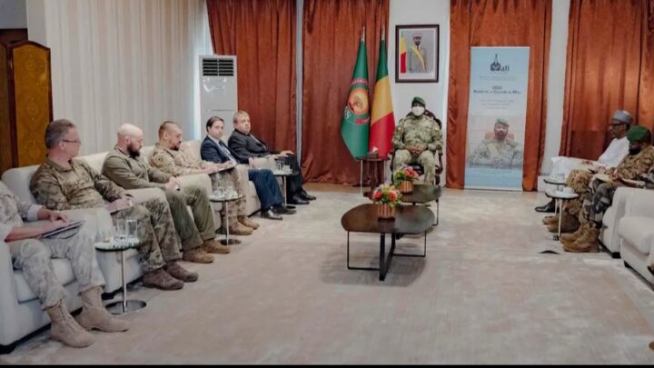 Première apparition publique de Assimi Goïta après les attaques : rencontre avec l’ambassadeur russe