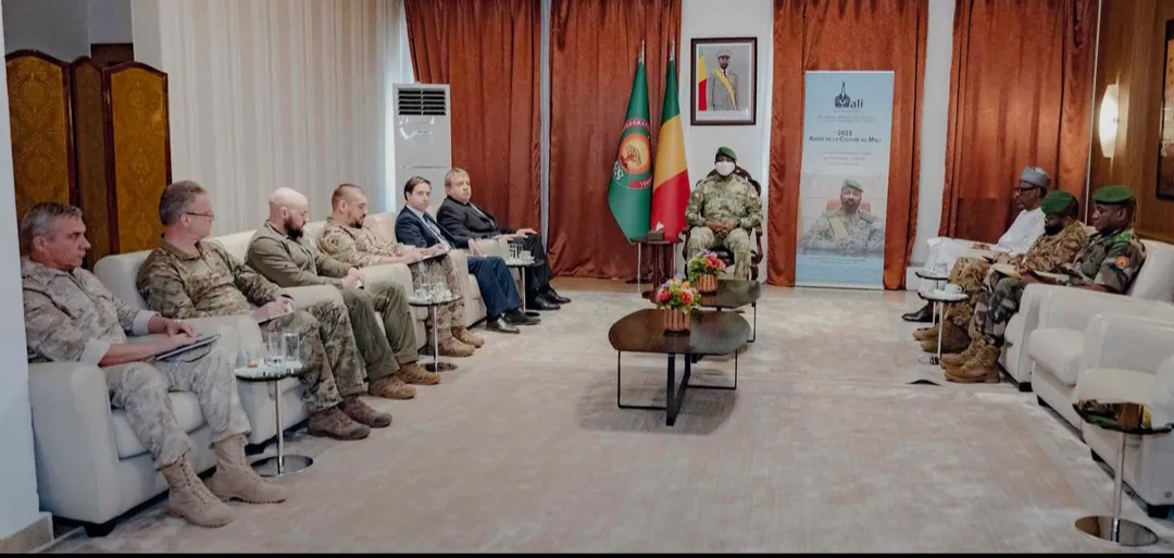 Première apparition publique de Assimi Goïta après les attaques : rencontre avec l’ambassadeur russe