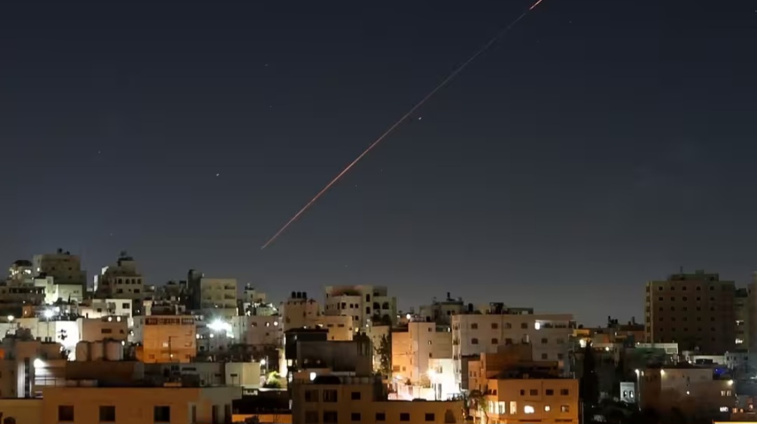 Moyen-Orient : l’Iran tire des missiles sur Israël, qui riposte par des frappes en territoire iranien