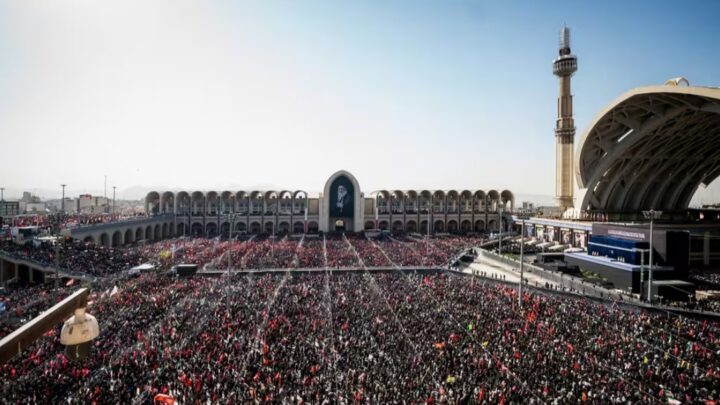 Iran : une foule immense à Téhéran pour le deuxième jour des funérailles d’État d’Ali Khamenei