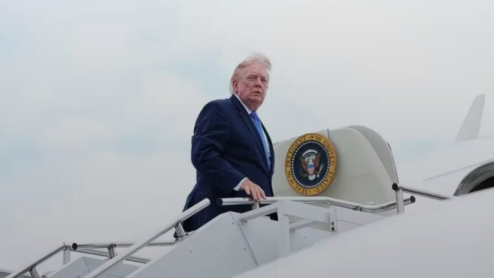 Menaces iraniennes : Donald Trump aurait été caché dans un conteneur pour changer d’avion