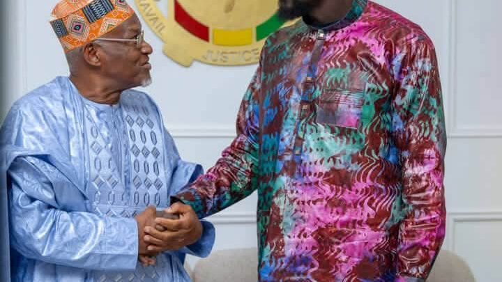 Mamadi Doumbouya échange avec Elhadj Alsény Barry sur la paix sociale