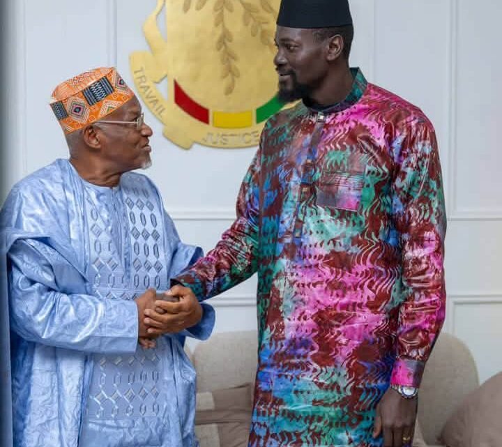 Mamadi Doumbouya échange avec Elhadj Alsény Barry sur la paix sociale