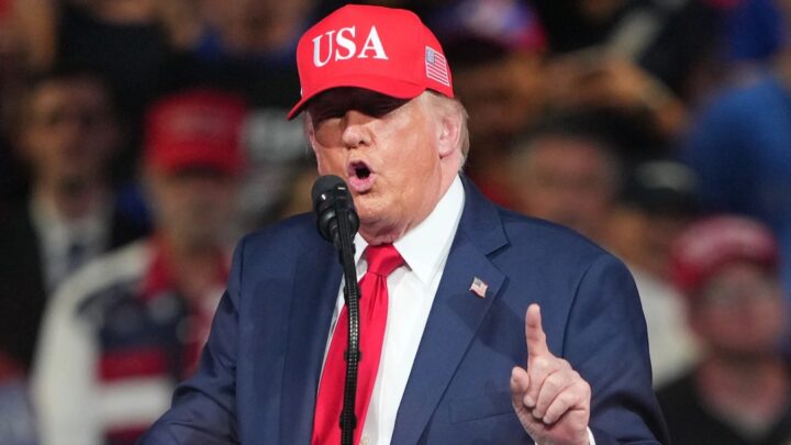 Trump annonce l’interdiction de CNN, MS NOW et Politico à la Maison Blanche
