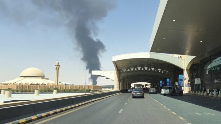 Arabie saoudite : des flammes et une épaisse fumée près de l’aéroport de Riyad