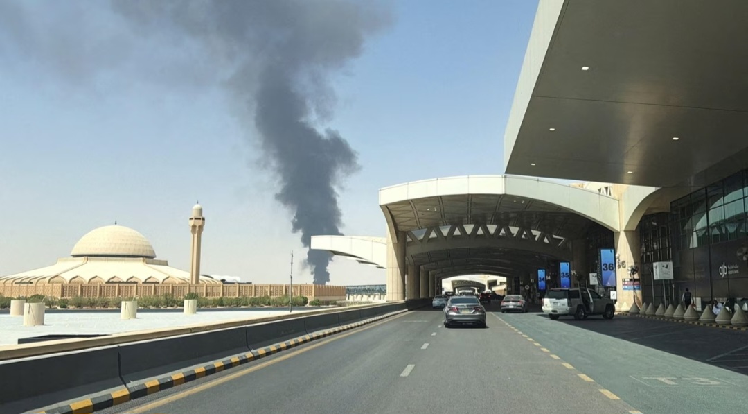 Arabie saoudite : des flammes et une épaisse fumée près de l’aéroport de Riyad