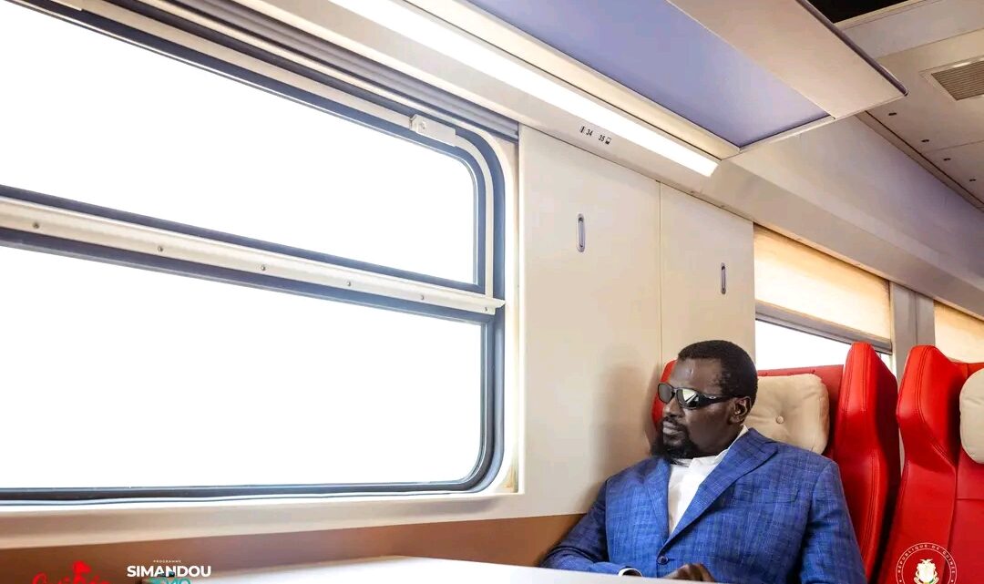 Mamadi Doumbouya inaugure le train de voyageurs du Transguinéen