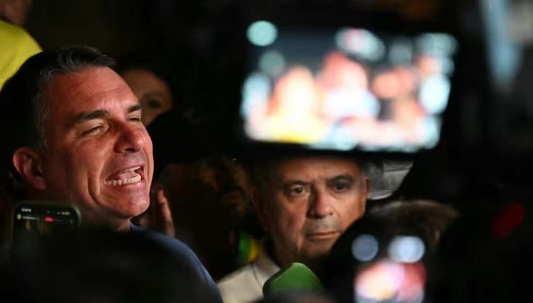 Brésil : Flavio Bolsonaro crée la surprise et devance Lula au premier tour