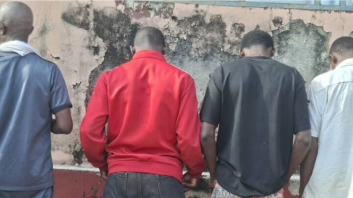 Conakry : quatre suspects présentés à la police pour des vols de véhicules